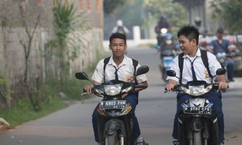 PELAJAR KITA MASIH MENGGUNAKAN SEPEDA MOTOR KE SEKOLAH