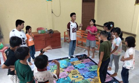 Bermain Sambil Belajar, Kelompok Anak Desa Tetehosi Afia Dampingan PKPA Kenali Cyber Safety melalui Game “Cyber Guest”